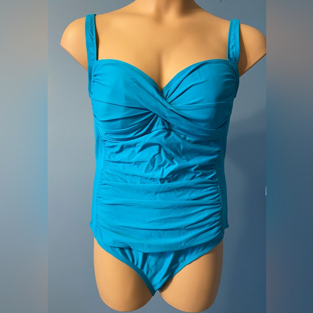 Beautiful One Piece Swimsuit NWT and liner